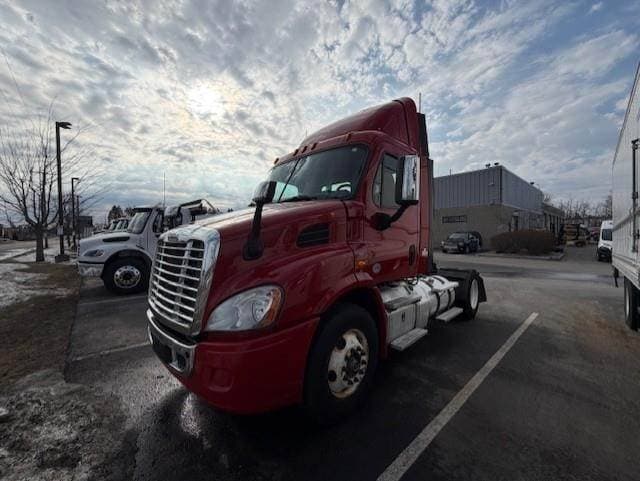 2017 Freightliner Cascadia 113 image 1