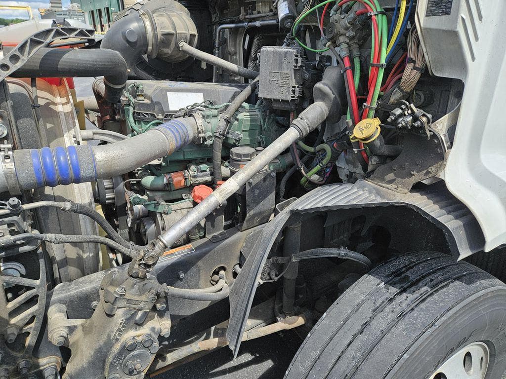 2020 Volvo VNR image 12