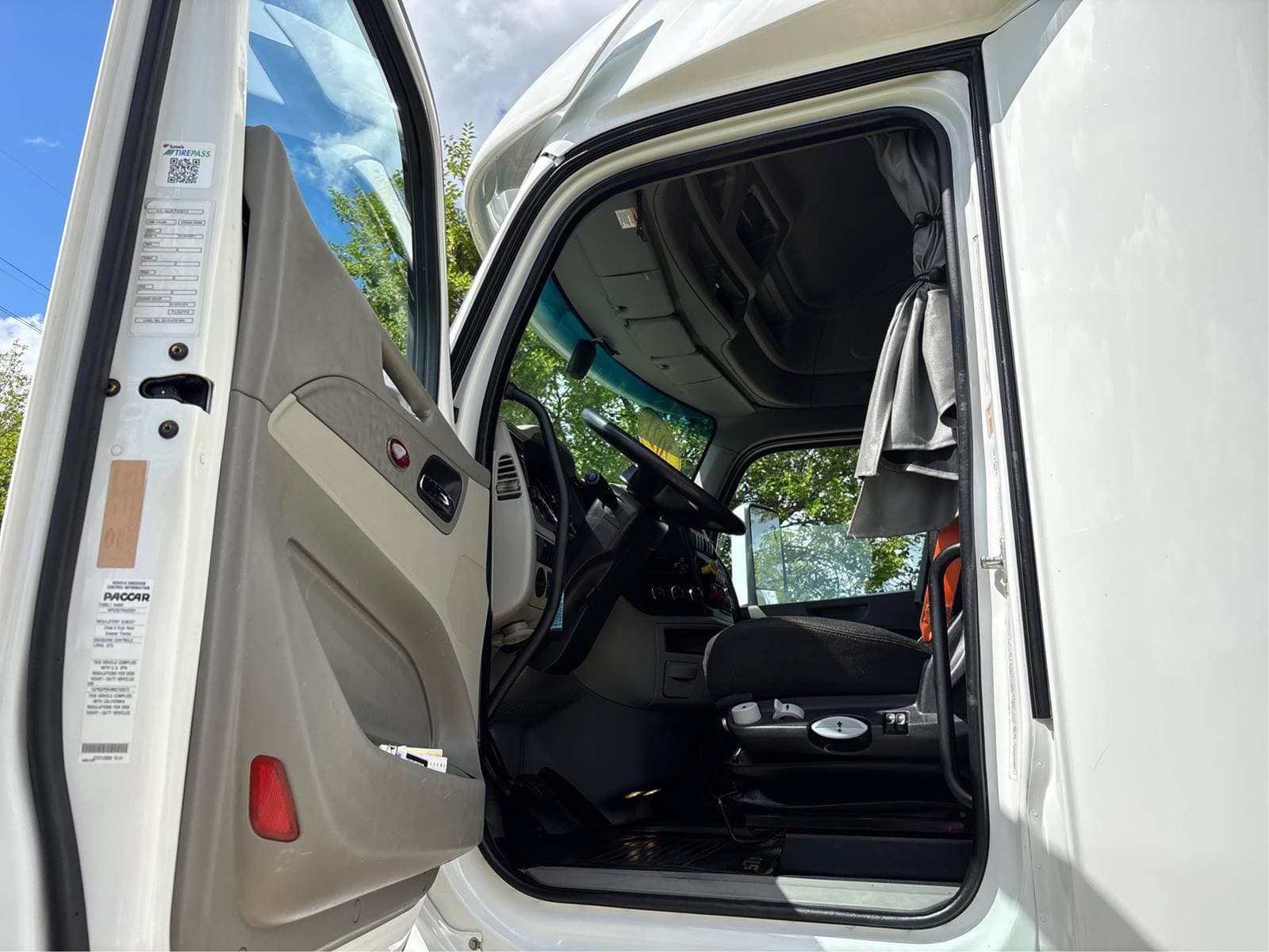 2021 Peterbilt 579 image 8