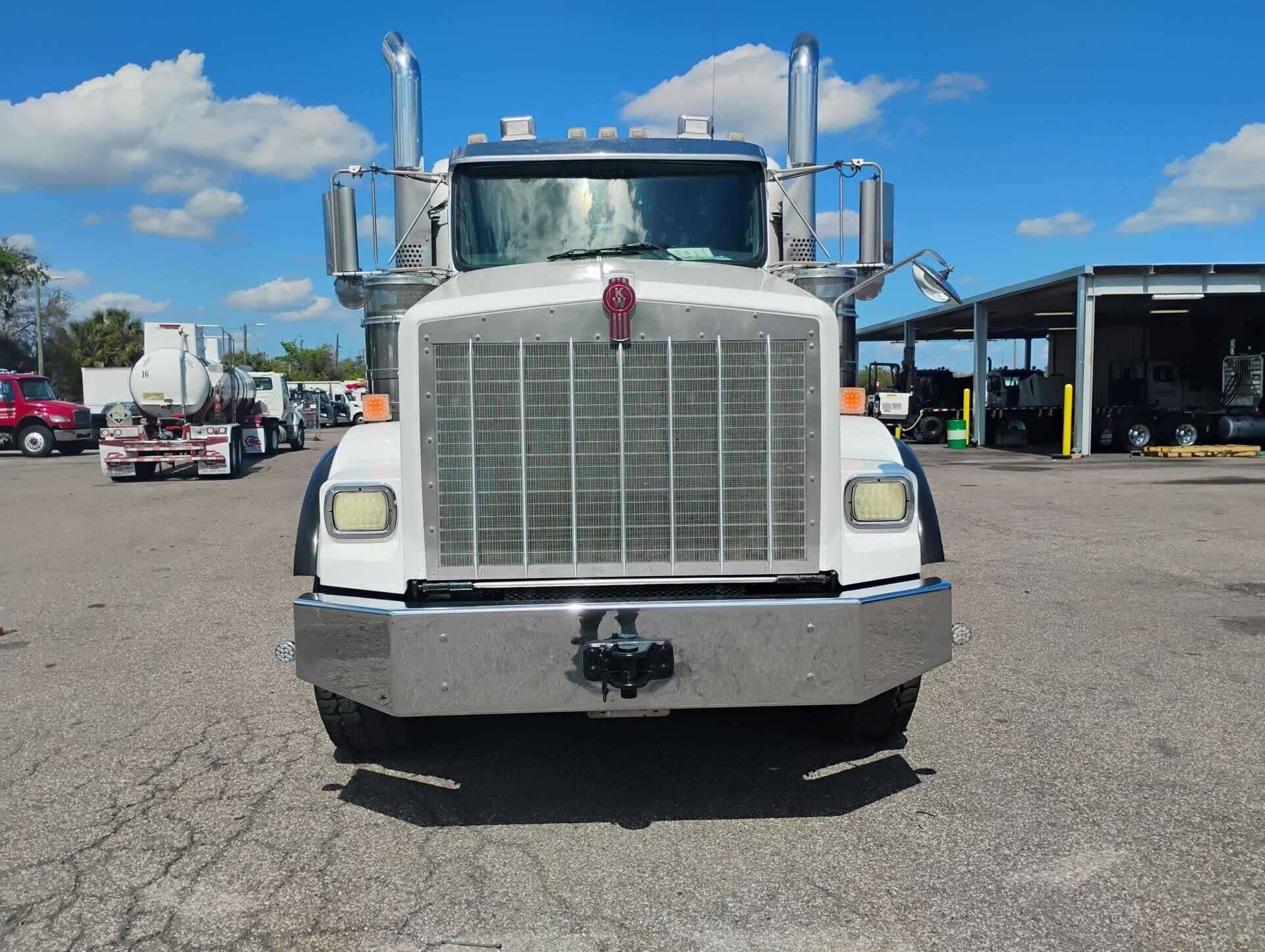 2019 Kenworth T8 Series image 2