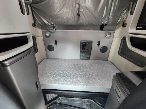 2023 Volvo VNL64T760 image 18