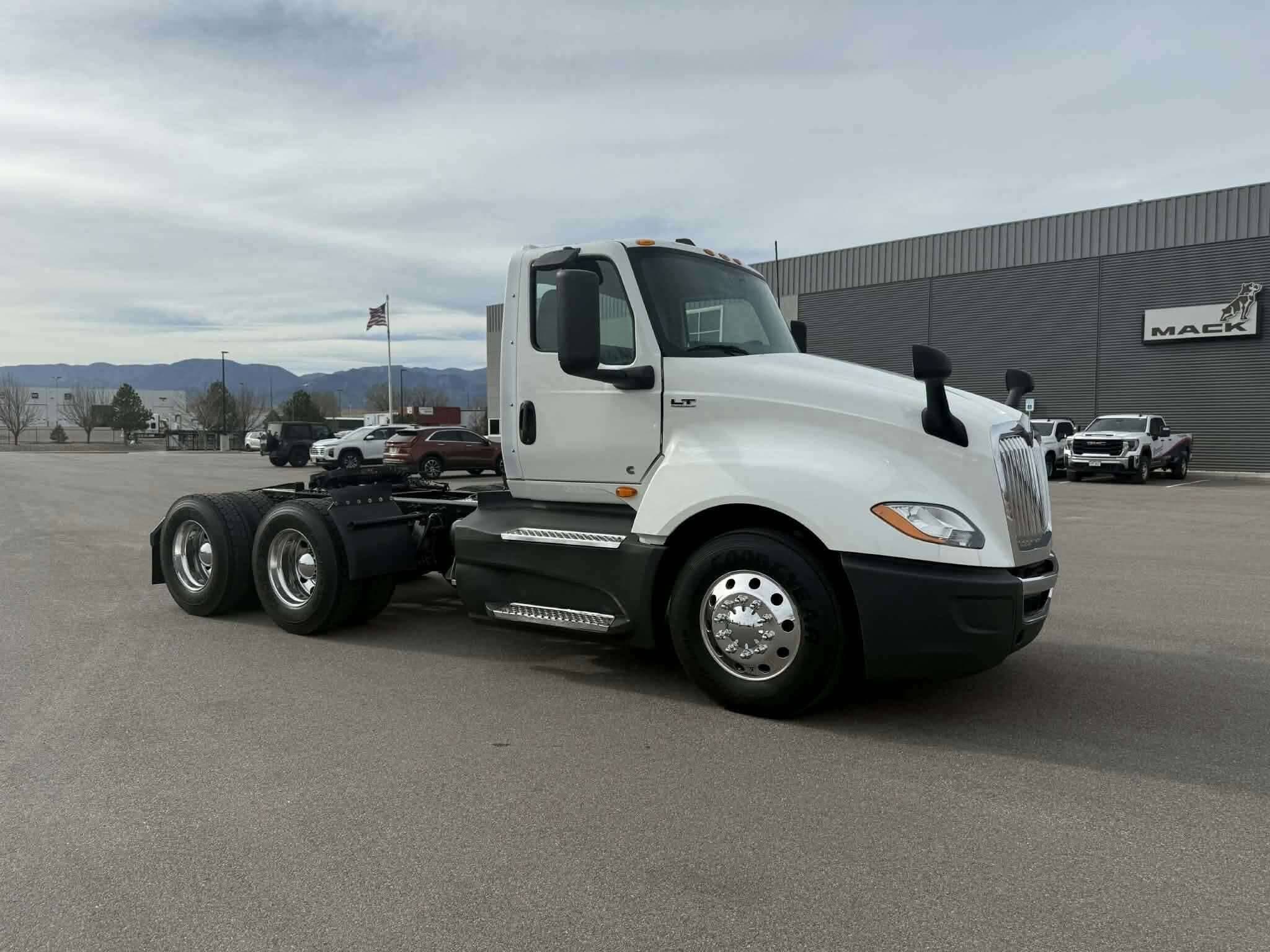2021 International LT625 image 3