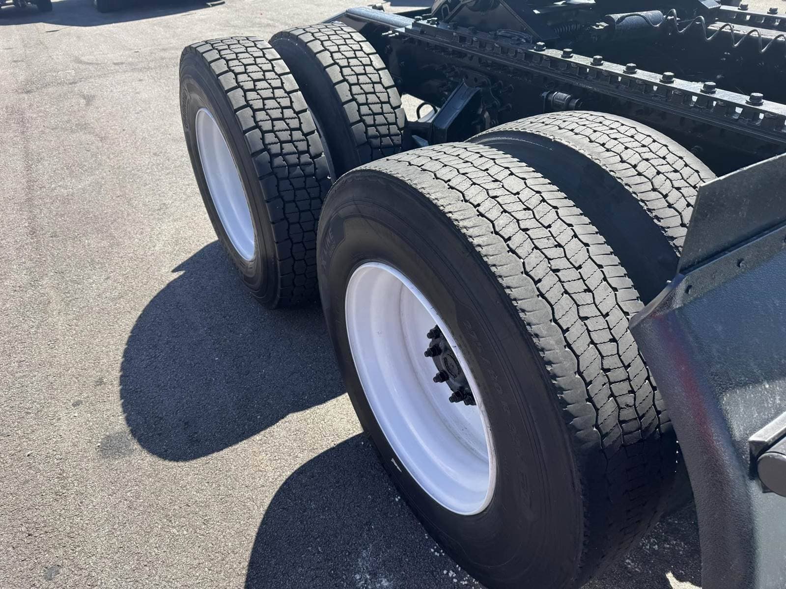 2020 Mack Anthem 64T Sleeper Semi Truck - MP8 415HP image 18