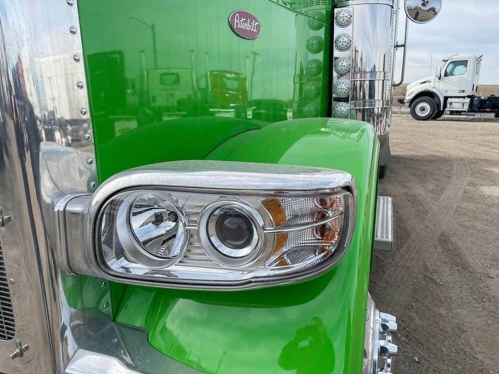 2025 Peterbilt 589 image 10