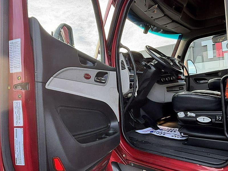 2023 Peterbilt 579 image 10