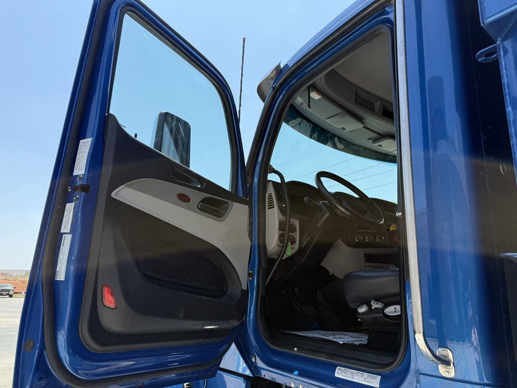 Used 2025 PETERBILT 567 image 7