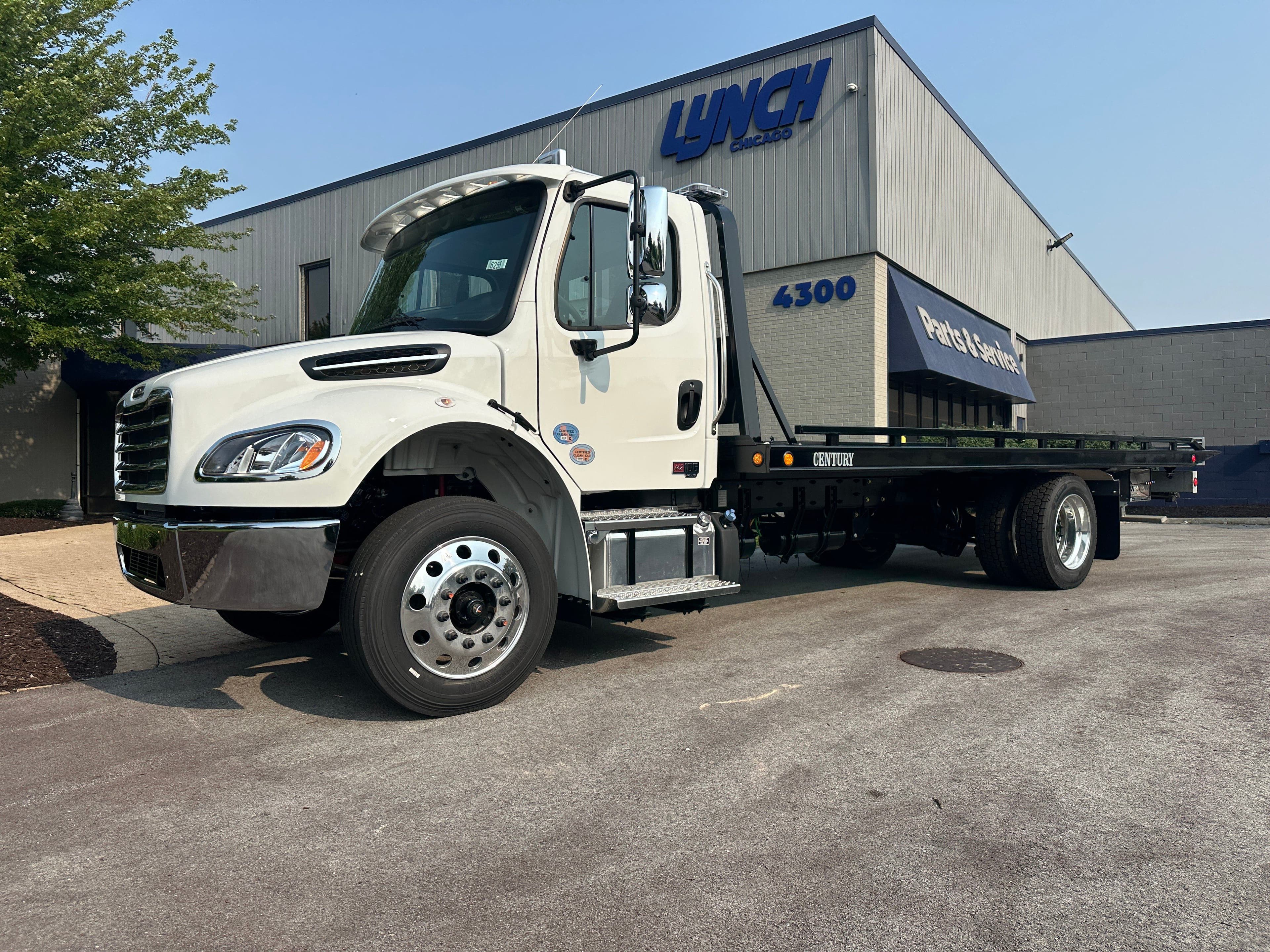 2025 Freightliner M2 106 WITH A CENTURY 21.5' STEEL CARRIER  (SK#: 6255C) image 1