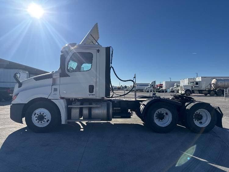 2018 Freightliner Cascadia image 12