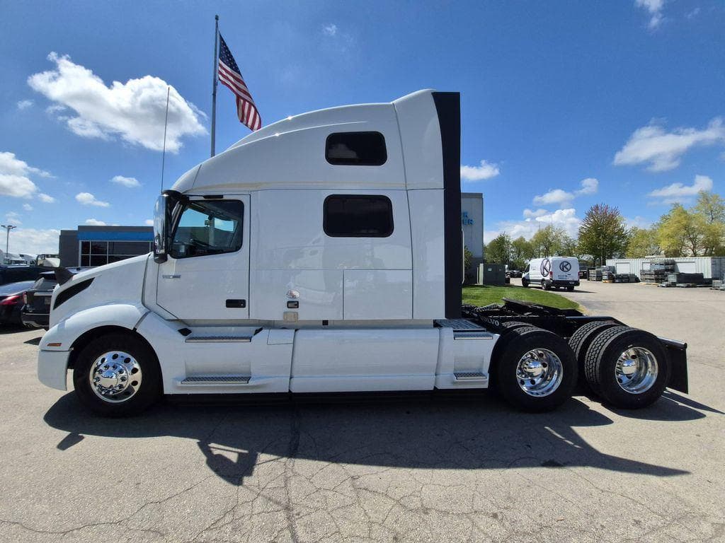 2023 Volvo VNL64T860 image 2