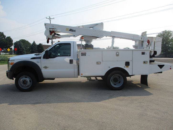 2016 Ford F-550 BUCKET TRUCK 4X4 image 2