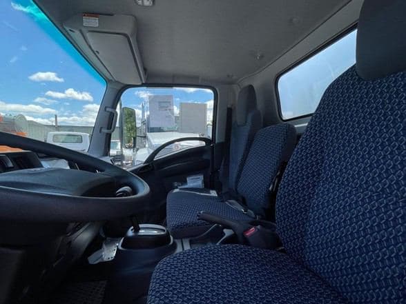 2025 Isuzu NRR image 25