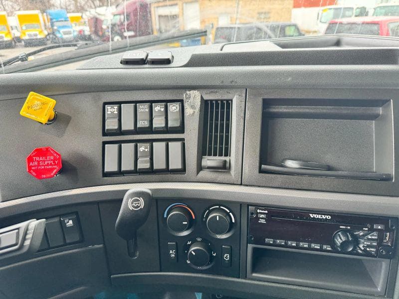 2020 Volvo VNL image 26