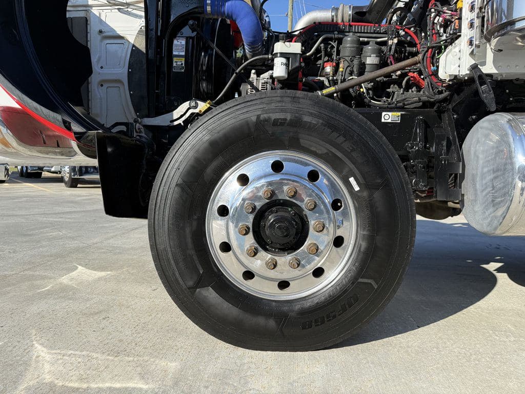 Used 2024 PETERBILT 389 image 19