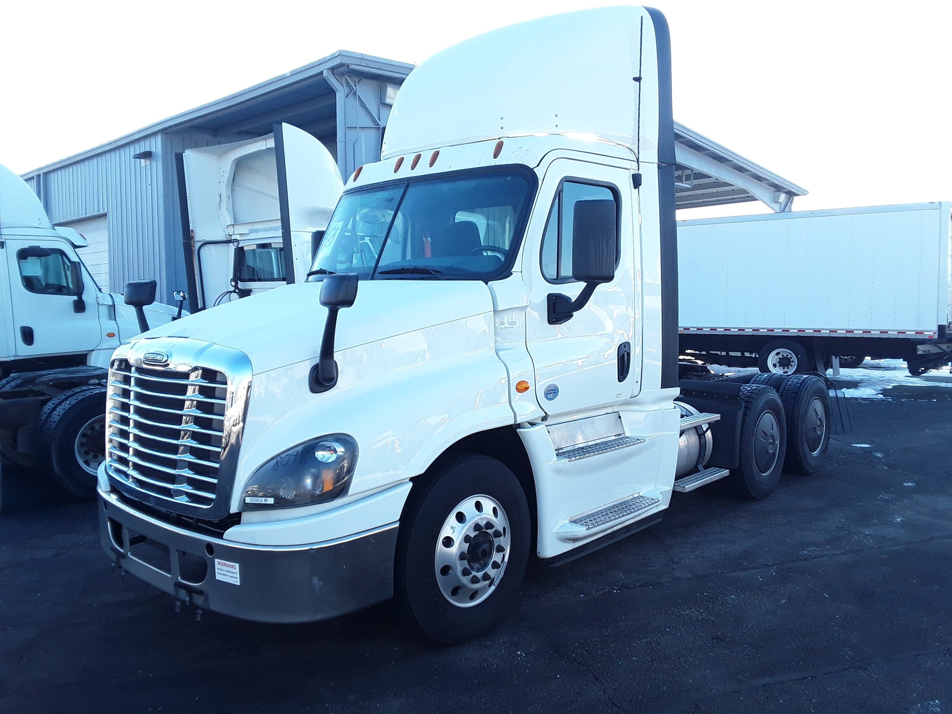 Used 2019 FREIGHTLINER/MERCEDES Conventional - Day Cab - CASCADIA 125  image 2
