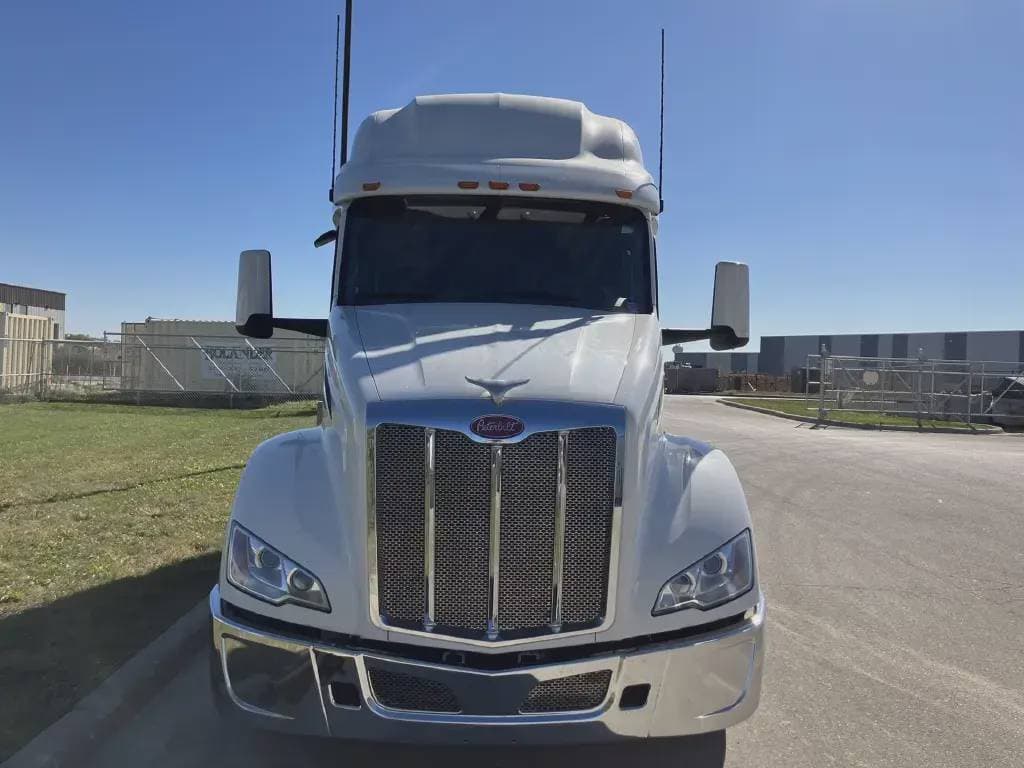 2022 Peterbilt 579 image 1