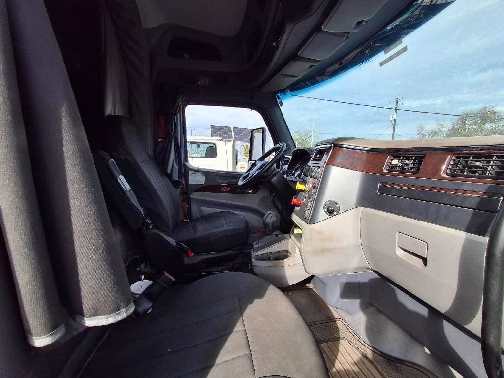 2017 Peterbilt 579 image 4