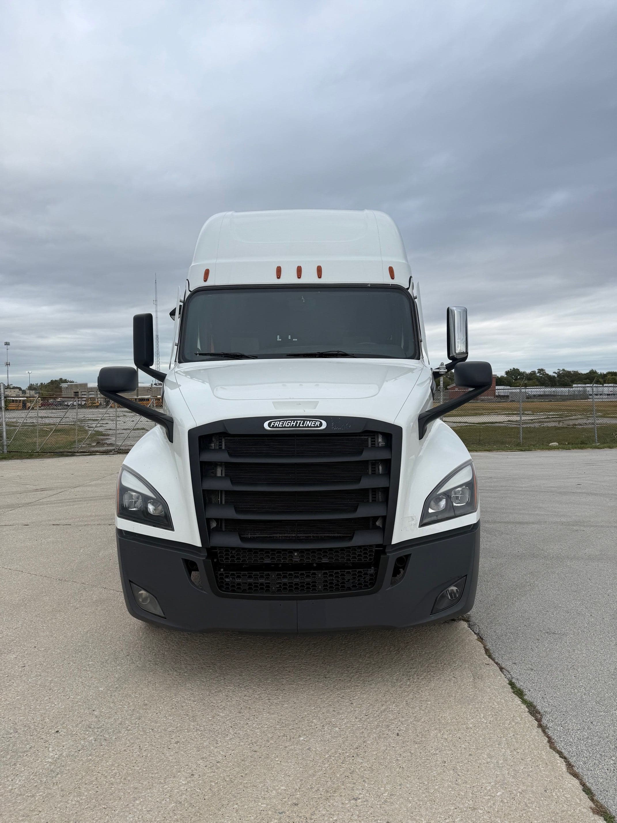 2023 Freightliner Cascadia image 2
