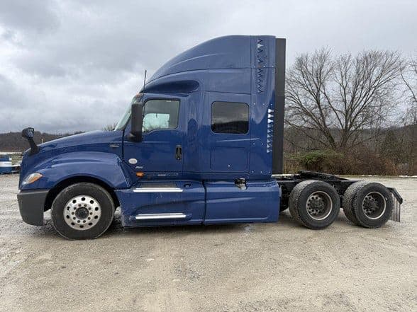 2021 International LT image 3