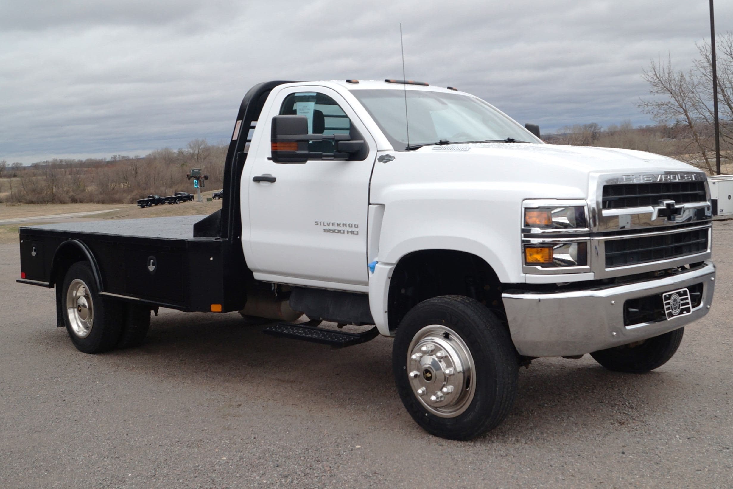 2022 Chevrolet Silverado 5500 - 11ft Flatbed - 4WD 6.6L V8 Duramax image 3