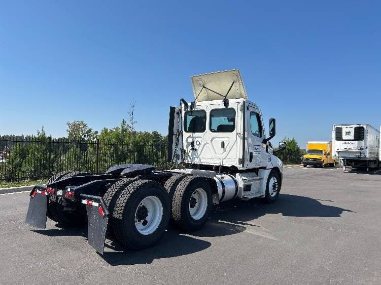 2021 Freightliner Cascadia image 7