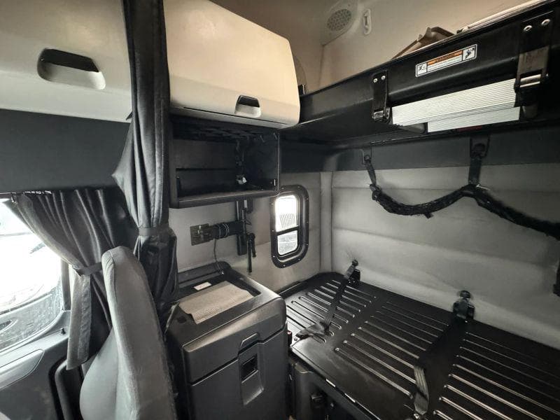 2021 Freightliner Cascadia image 19