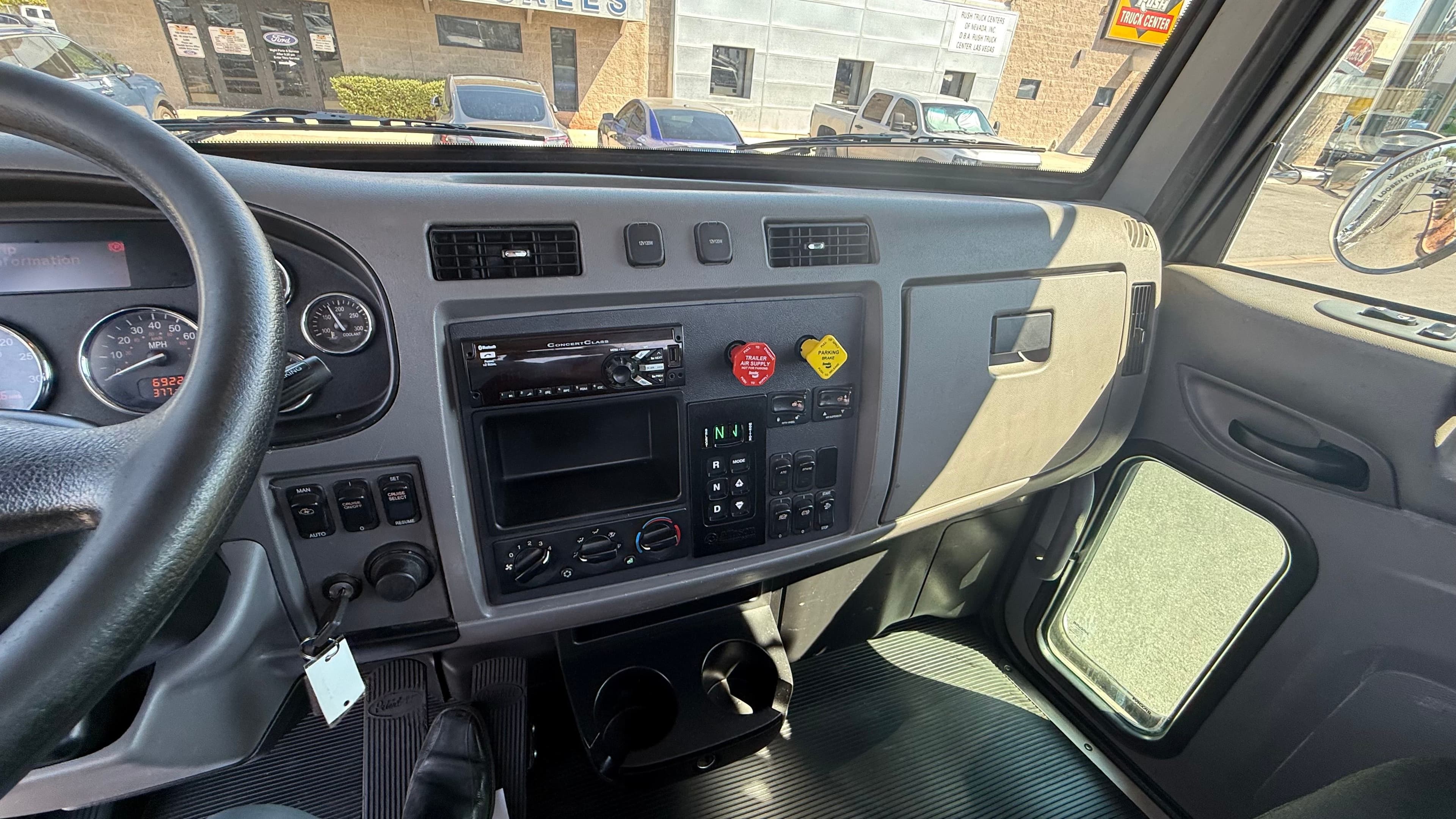 2019 Peterbilt 337 image 9