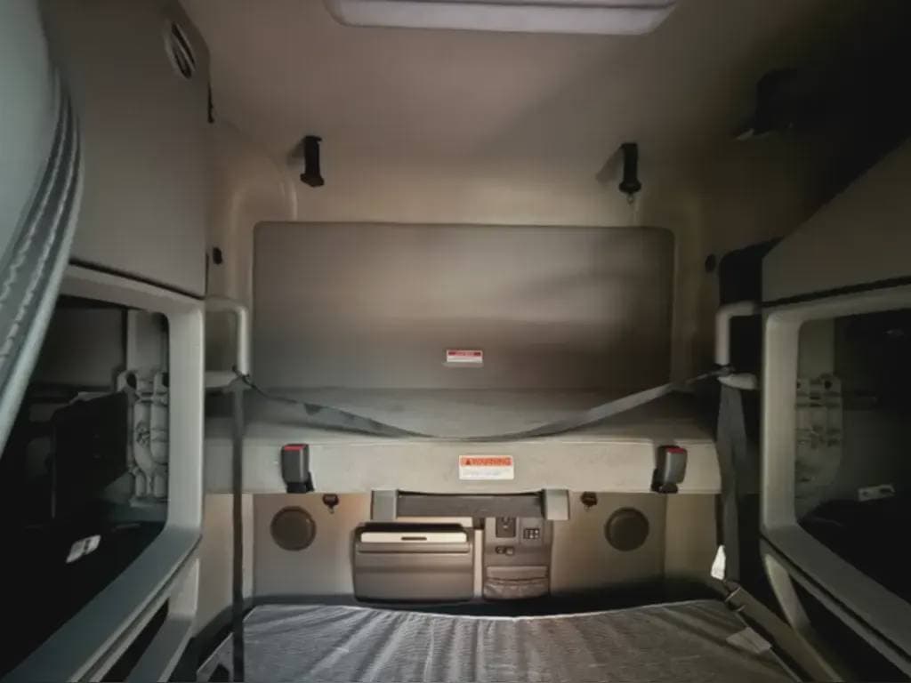 2022 Volvo VNL image 7