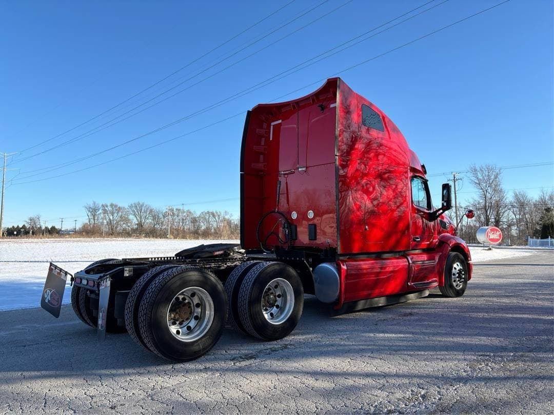 2021 Peterbilt 579 Sleeper Semi Truck image 3