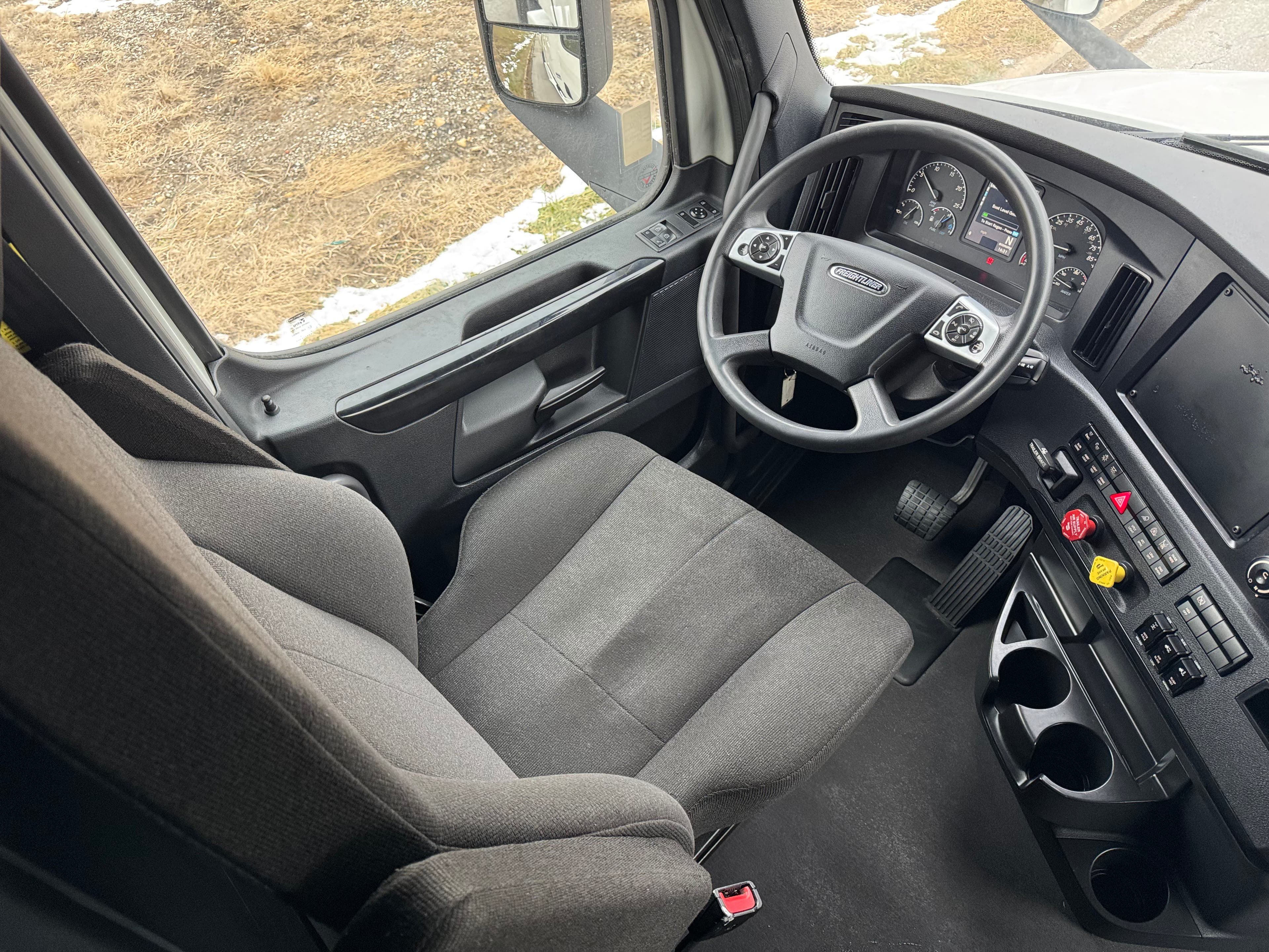 2023 Freightliner Cascadia 126 image 10