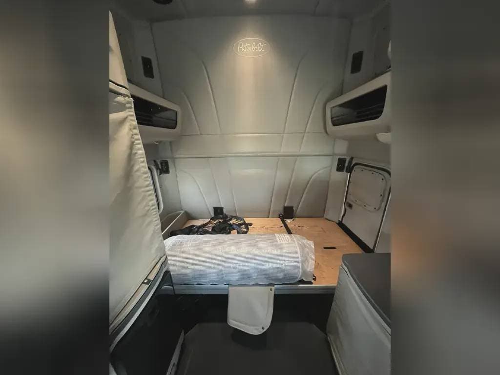 2022 Peterbilt 579 image 5
