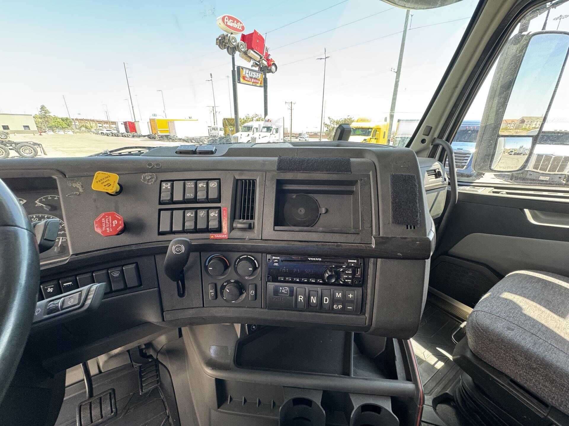 2020 Volvo VNL image 5