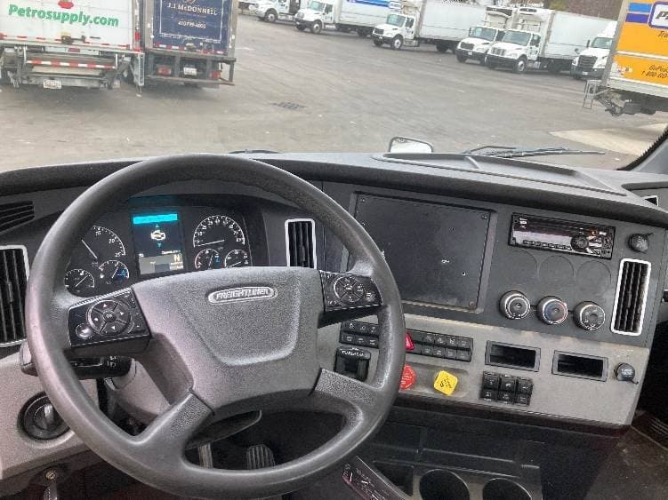 2019 Freightliner Cascadia image 11