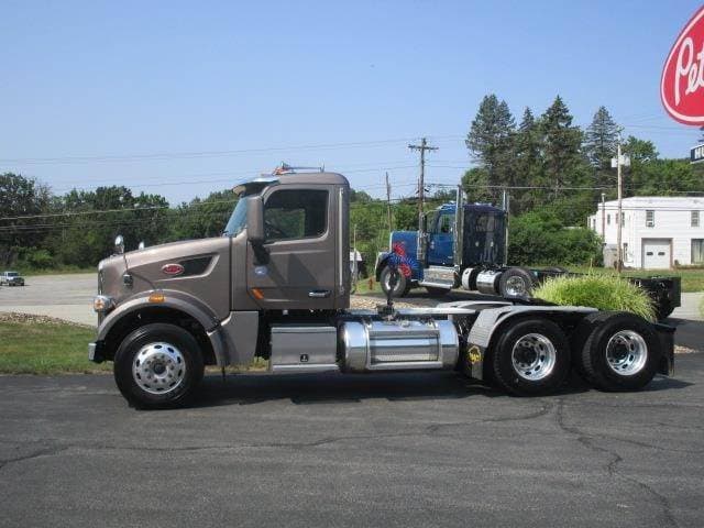 2020 Peterbilt 567 image 2