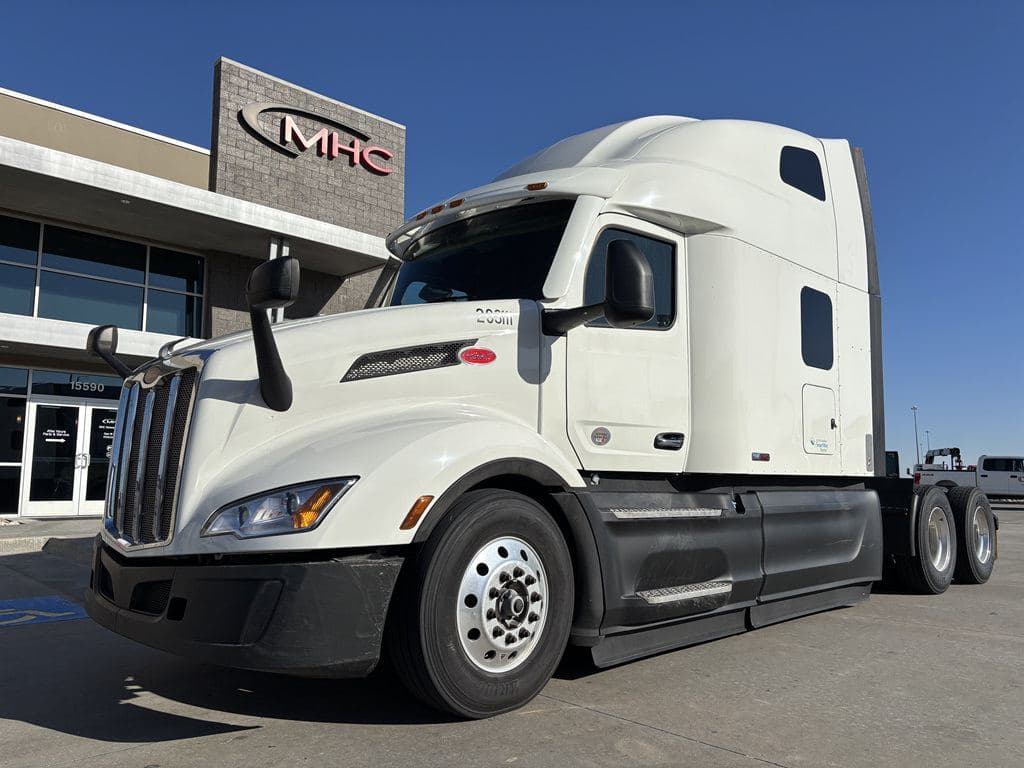 Used 2024 PETERBILT 579 image 4