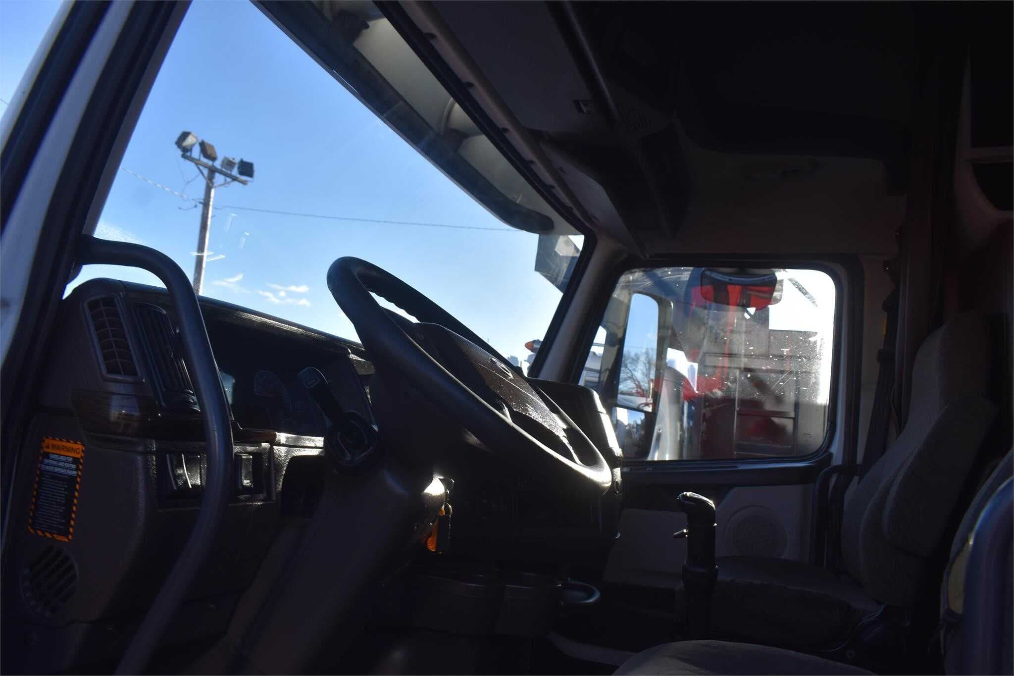 2013 Volvo VNL670 image 4