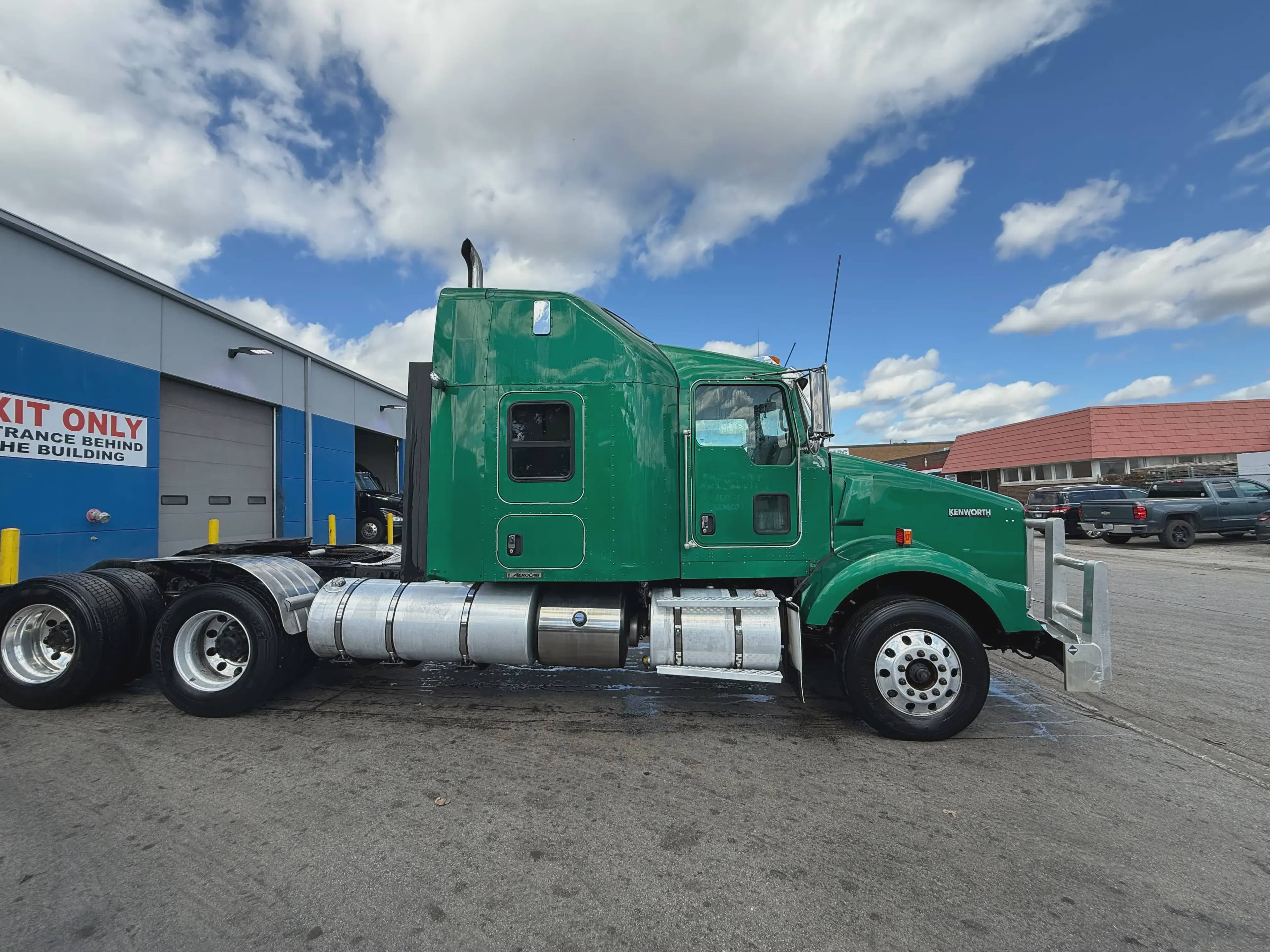 2015 Kenworth T8 Series image 1