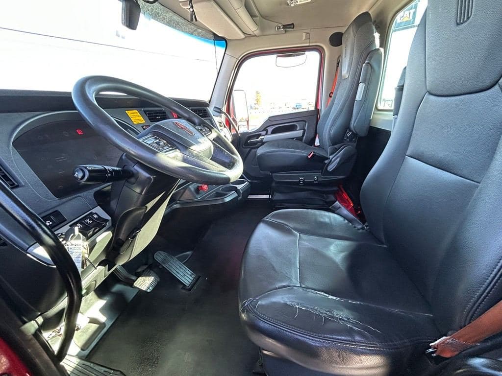 2023 Kenworth T680 image 3