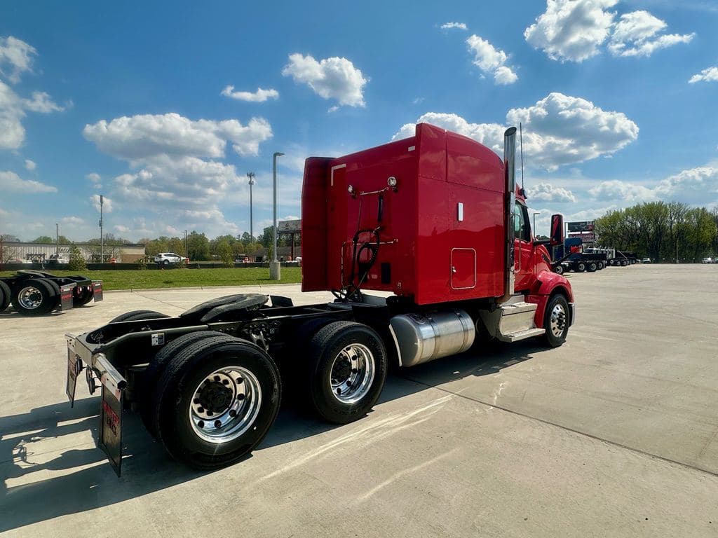 Used 2023 PETERBILT 579 image 3