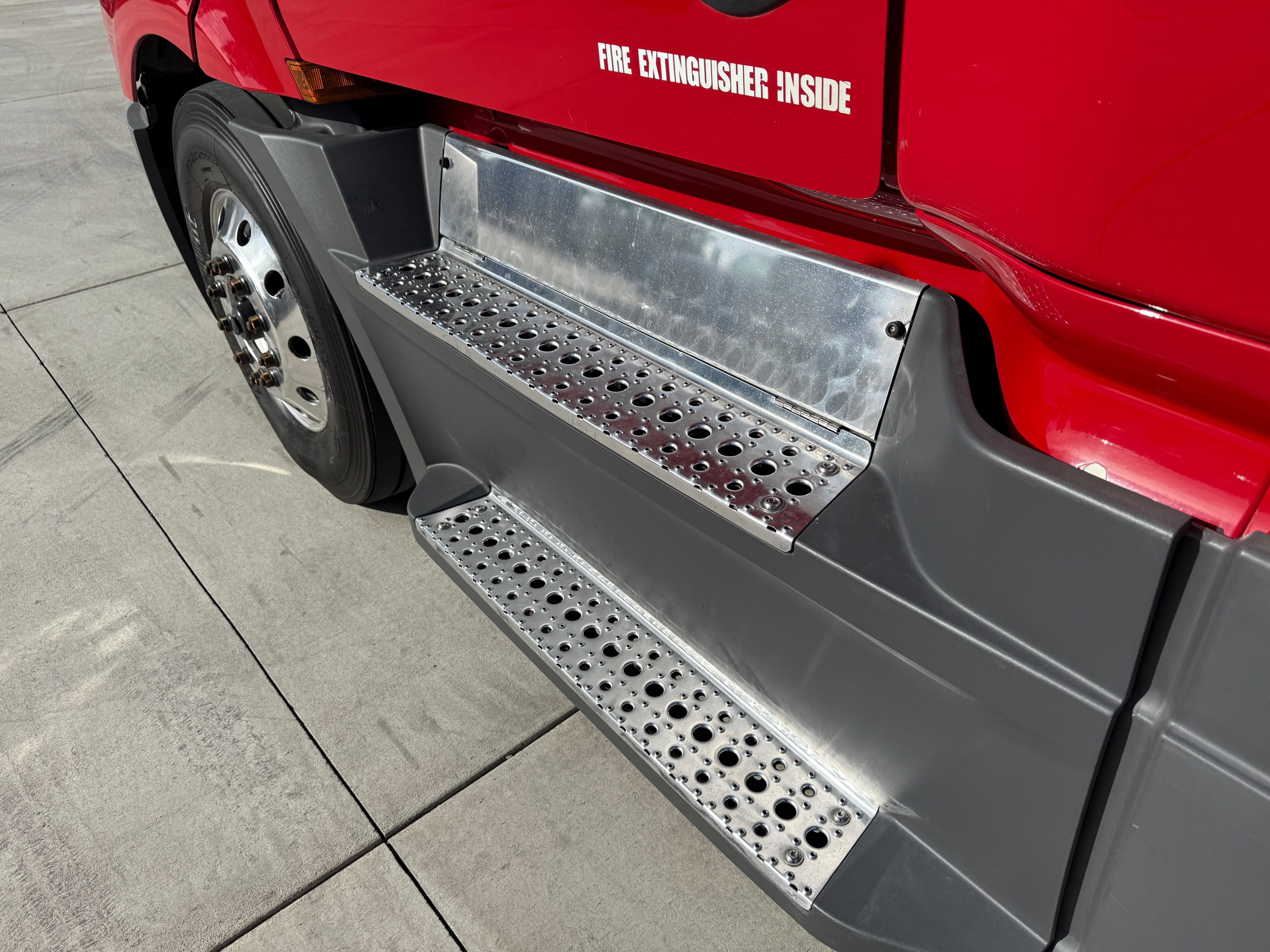 2020 Freightliner Cascadia 126 image 9