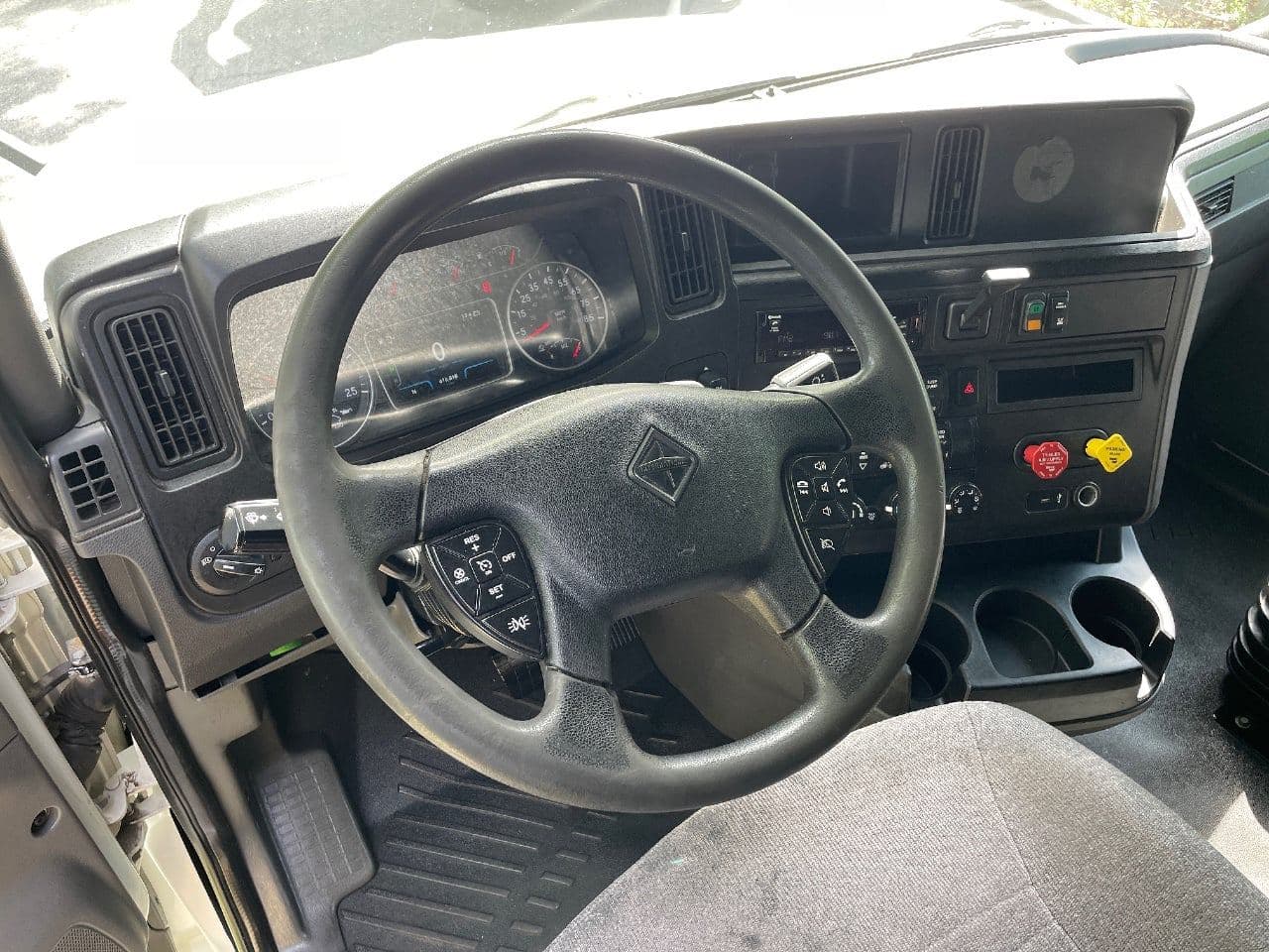 2019 International LT625 image 17