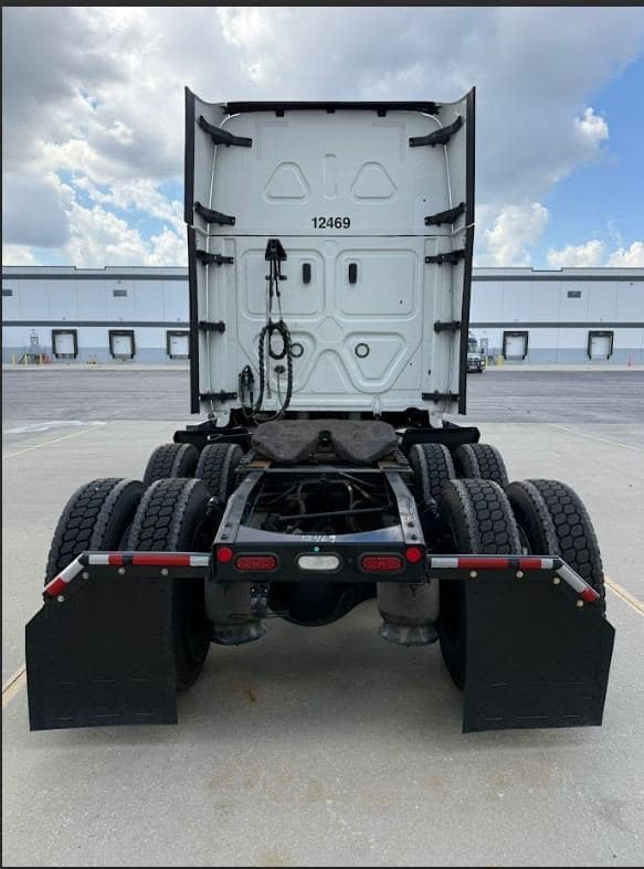 2022 Freightliner Cascadia image 4