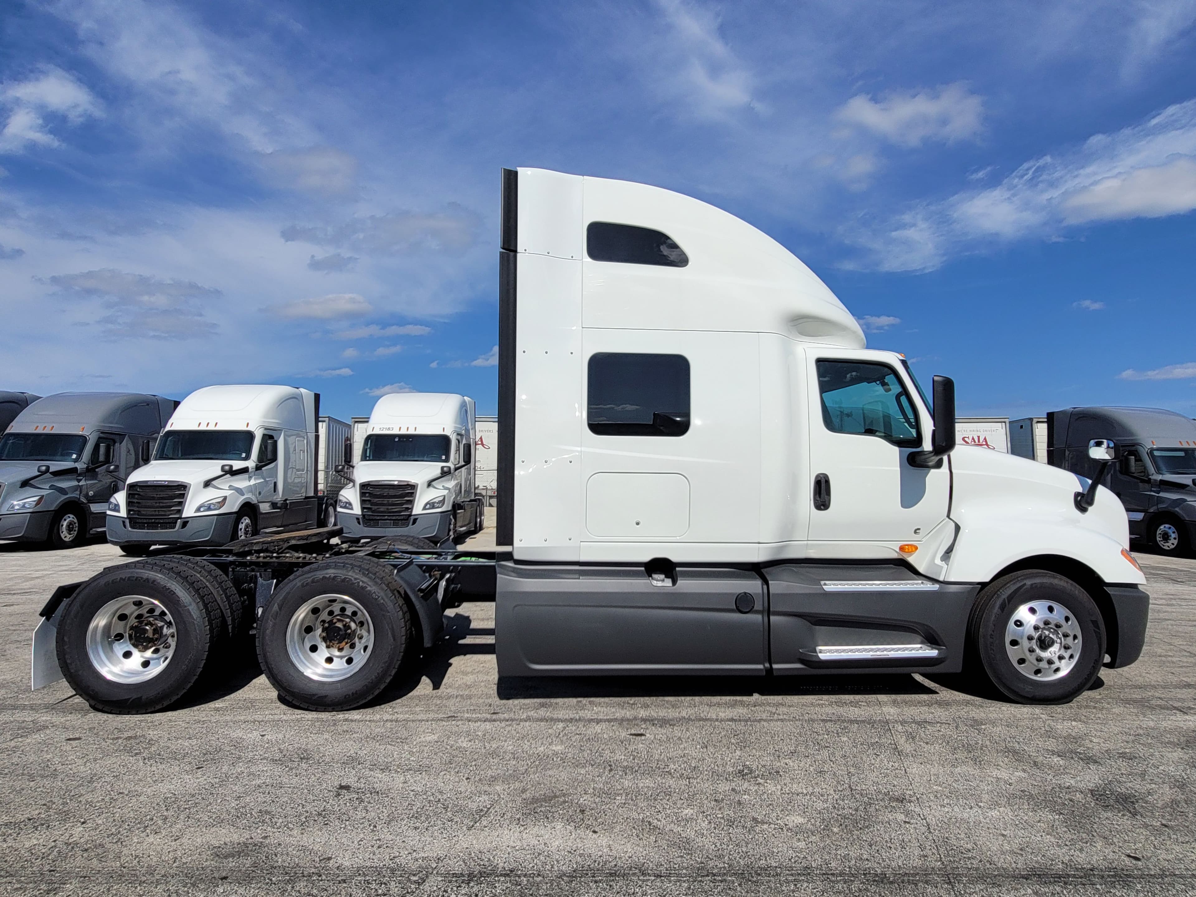 2022 International LT625 image 4