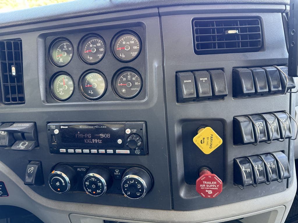 Used 2022 PETERBILT 567 image 8