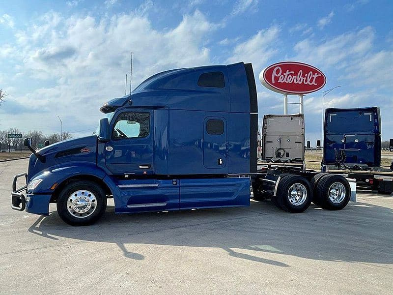2023 Peterbilt 579 image 2