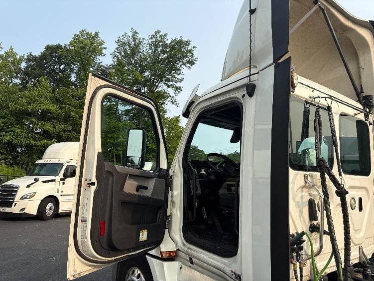 2019 Freightliner Cascadia 126 Day Cab Truck - 435HP, 12 Speed Automatic image 9