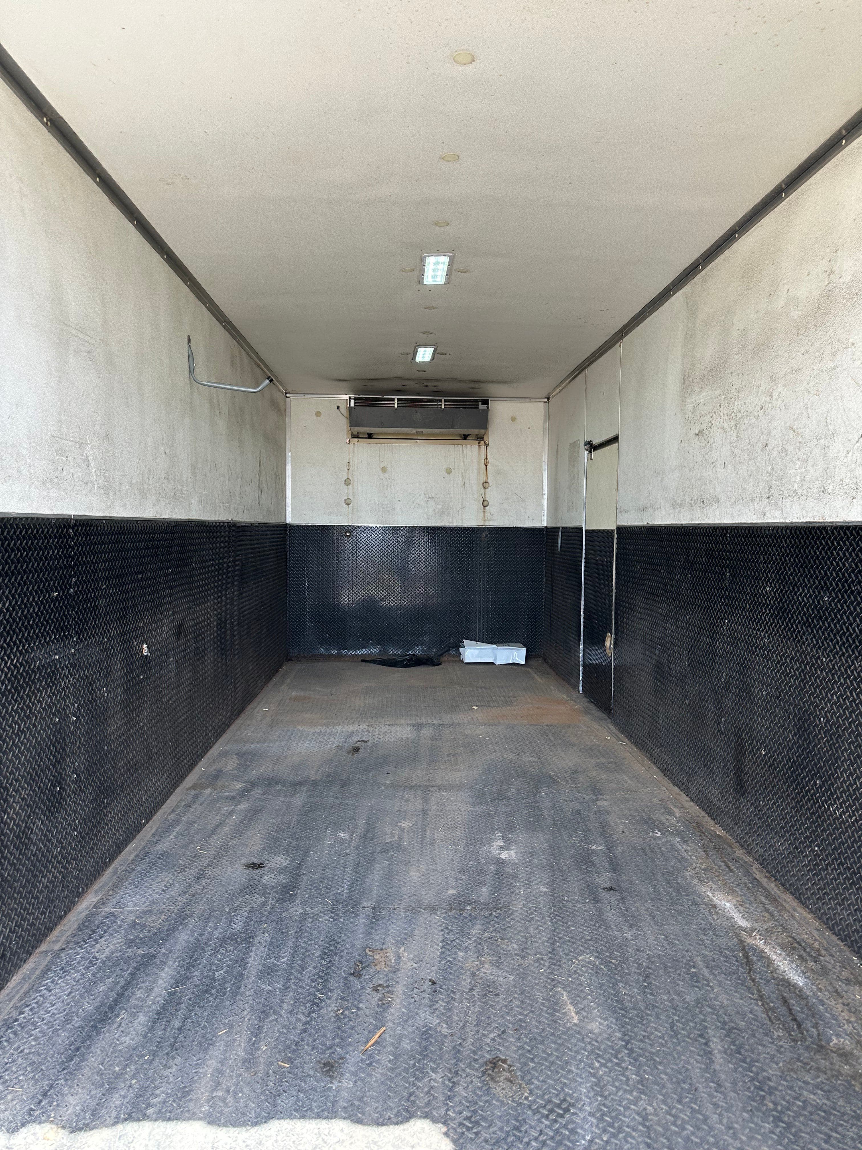 2010 Freightliner M2 image 2