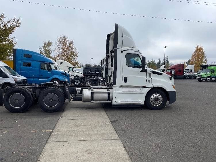 2019 Freightliner Cascadia 126 Day Cab Truck - 455HP, 12 Speed Automatic image 8