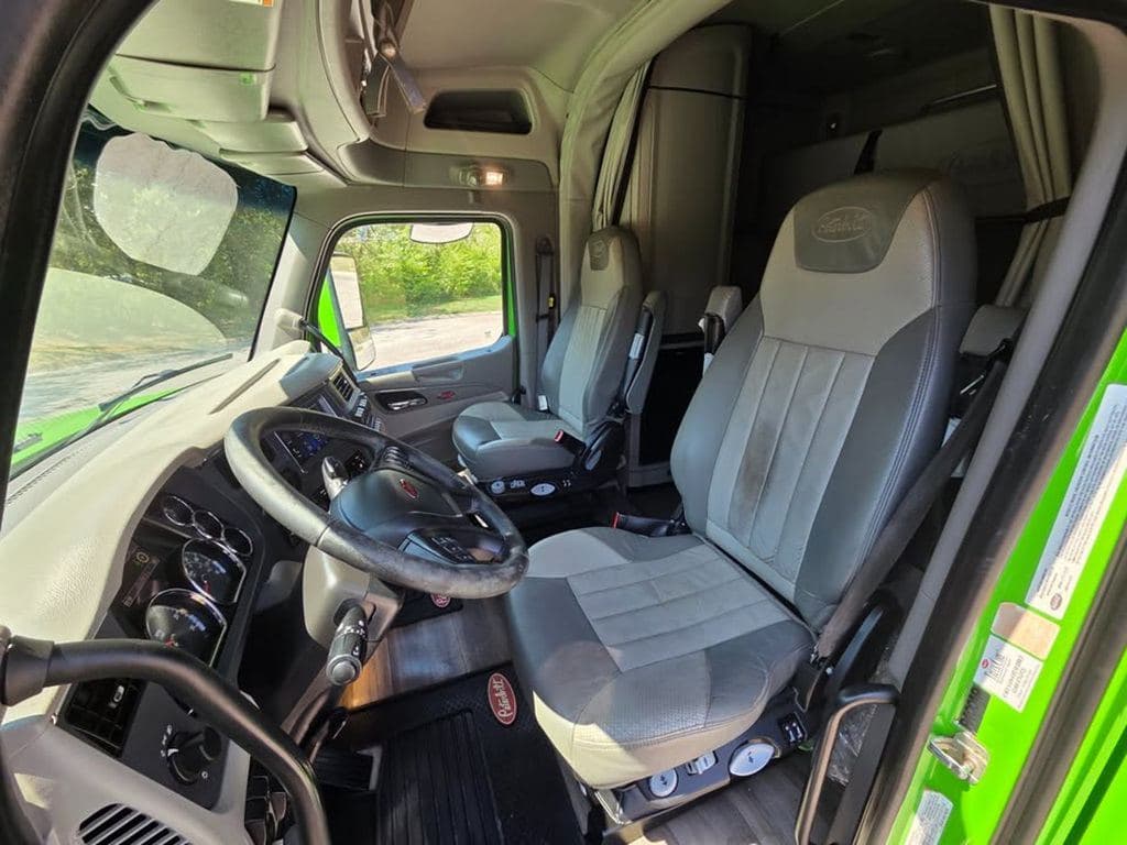 Used 2021 PETERBILT 567 image 28