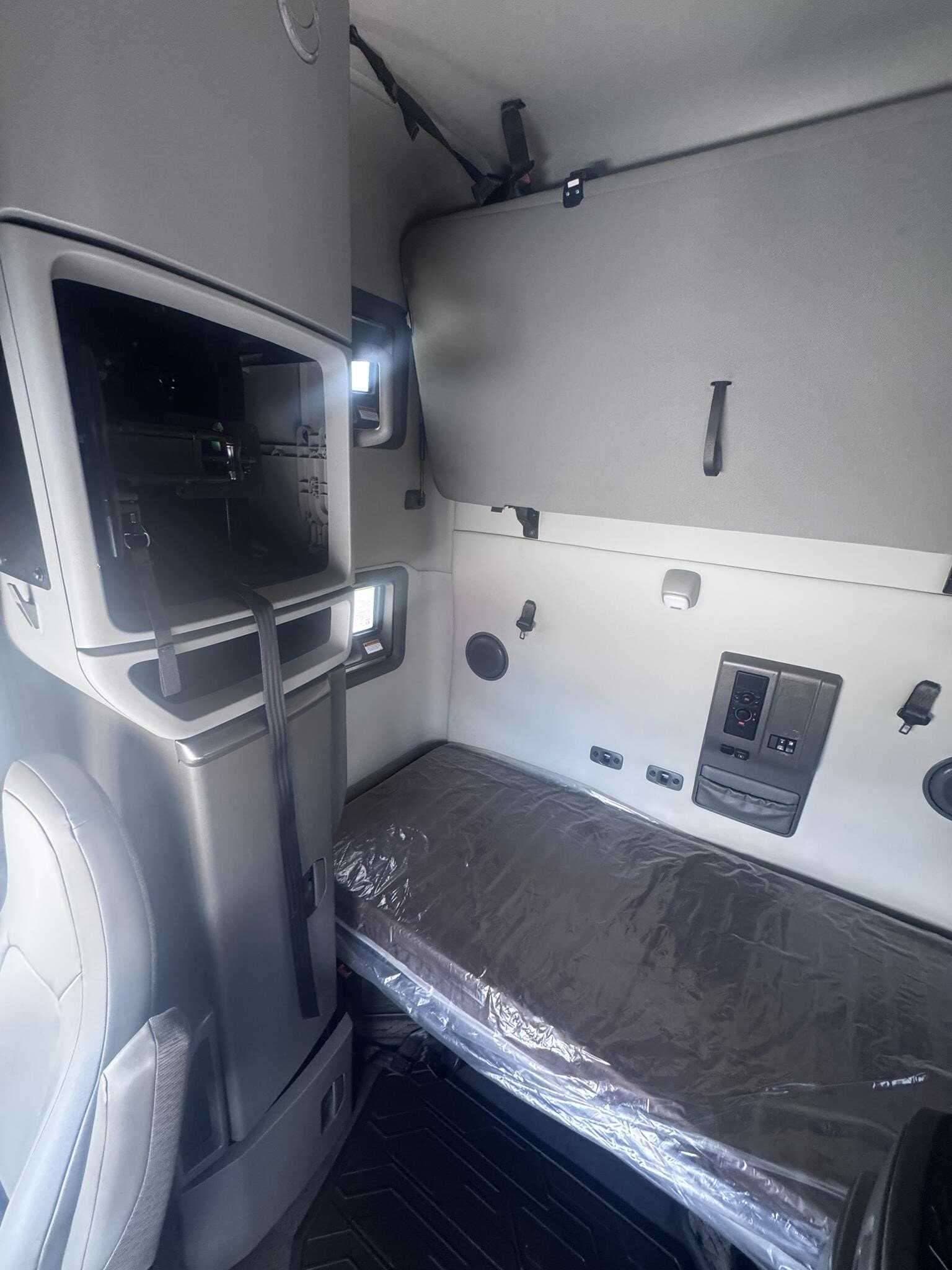 2022 Volvo VNL image 3