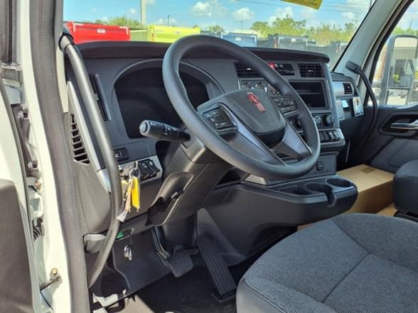 2025 Kenworth T880 image 7